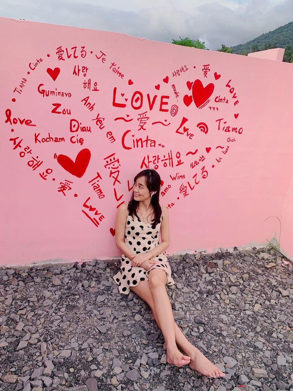 與迷宮之心合影,由不同語言和形狀的愛組成