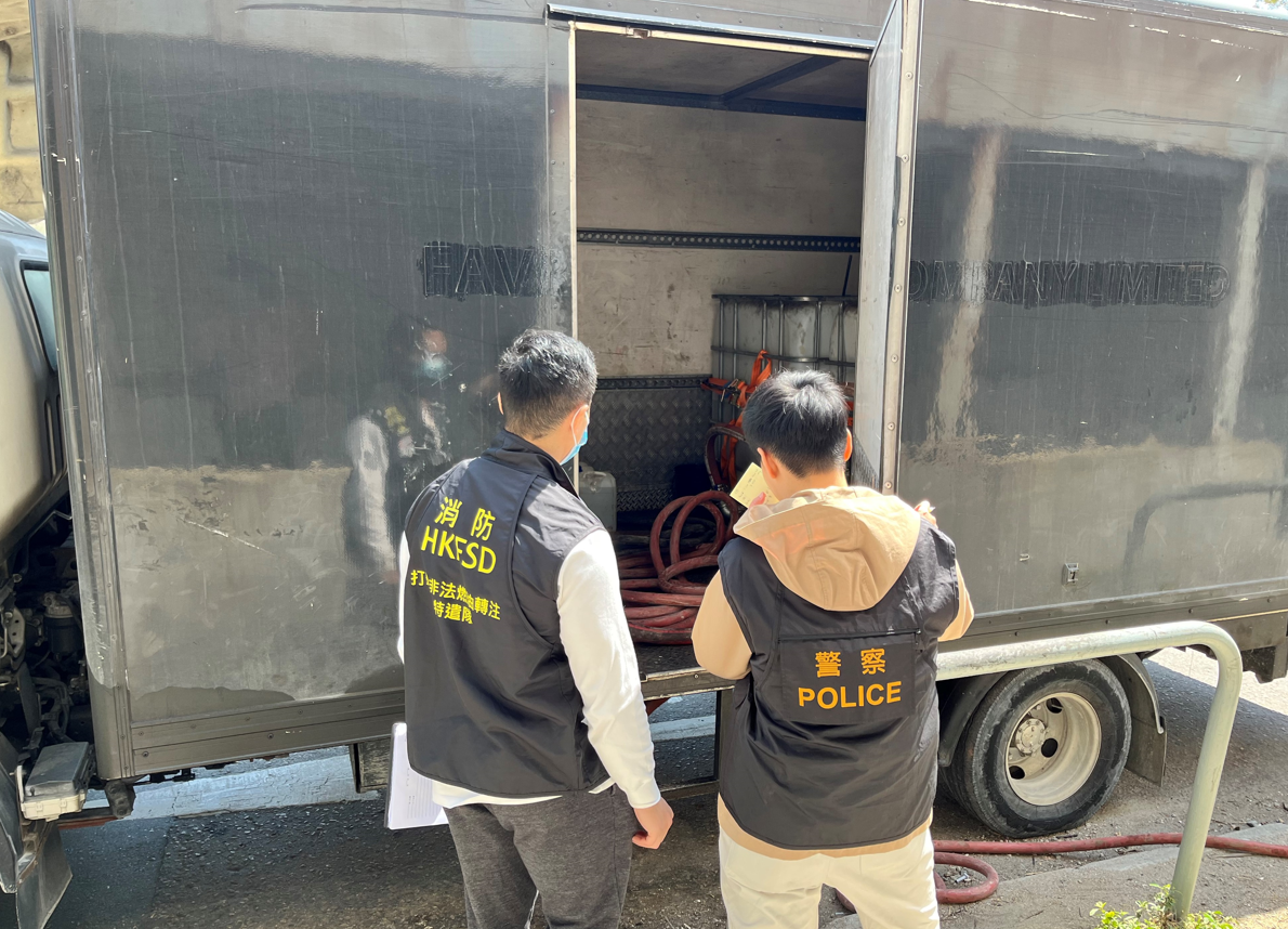 消防搗破兩個非法加油站,檢獲約1.9萬公升柴油。(消防處圖片)