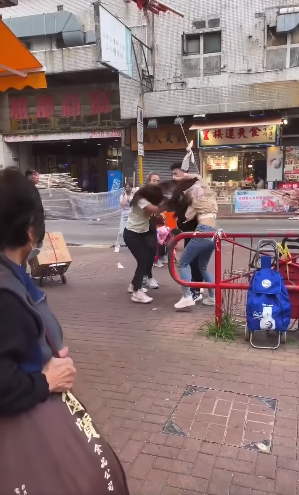 屯門新墟現街頭MMA。(香港突發事故報料區及討論區)