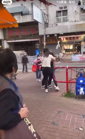 屯門新墟現街頭MMA。(香港突發事故報料區及討論區)