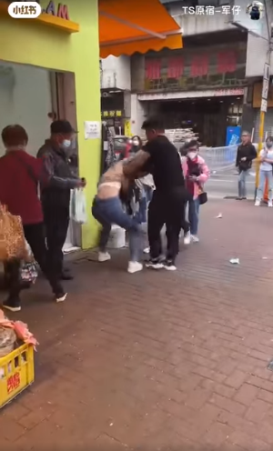 屯門新墟現街頭MMA。(香港突發事故報料區及討論區)