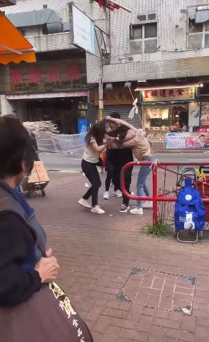 屯門新墟現街頭MMA。(香港突發事故報料區及討論區)