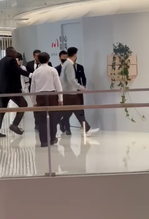 富二代帶多位保鑣陪同睇新盤「瑜一」(網上圖片)