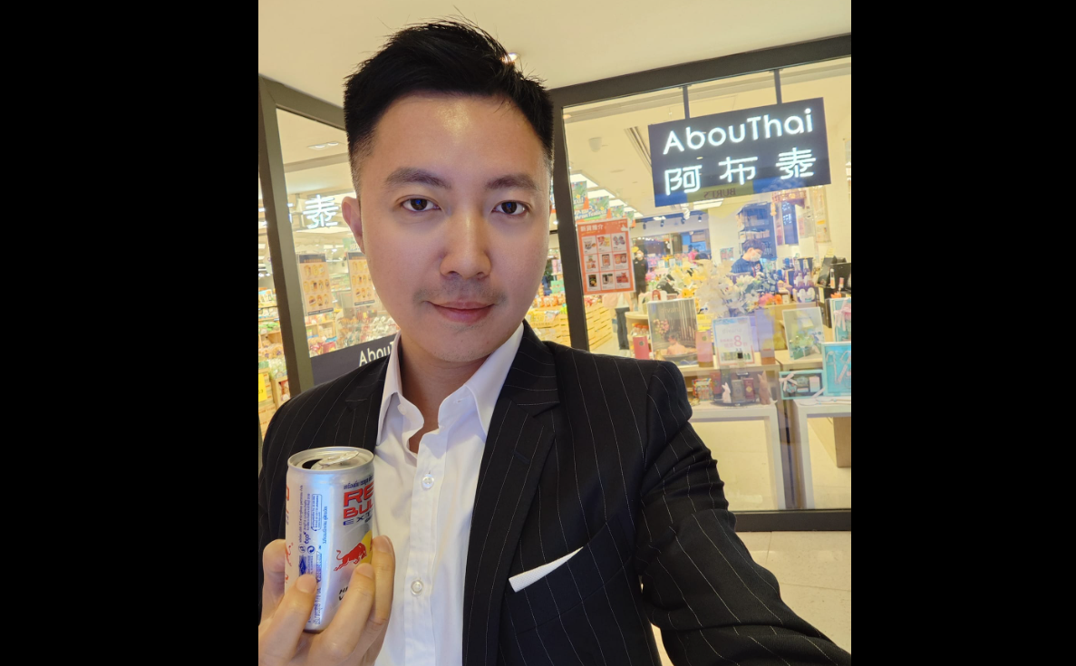 阿布泰林景楠「與黃圈割席」,新民黨李梓敬即幫襯兼買泰版紅牛打卡。(FB李梓敬 Dominic Lee)