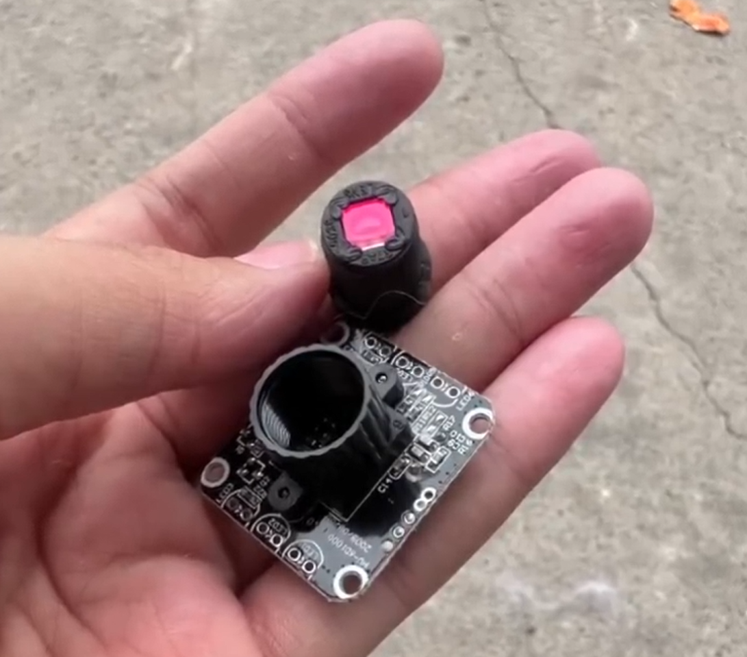 玩攤位遊戲贏玩具熊送侄女,拆開竟發現內裏藏有監視器。(微博圖片)