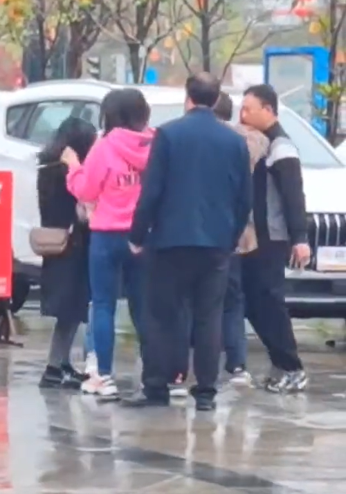 內地男打賞7萬給美女主播,老婆激動手持長棍。(微博圖片)