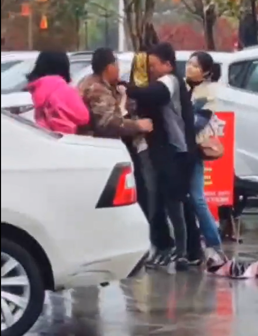 內地男打賞7萬給美女主播,老婆激動手持長棍。(微博圖片)