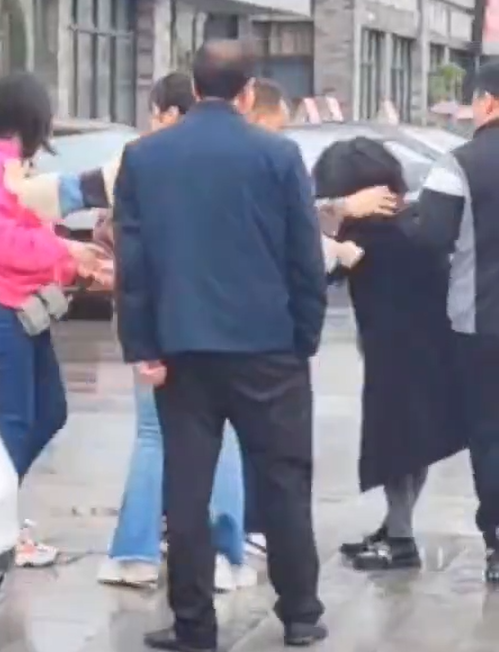 內地男打賞7萬給美女主播,老婆激動手持長棍。(微博圖片)