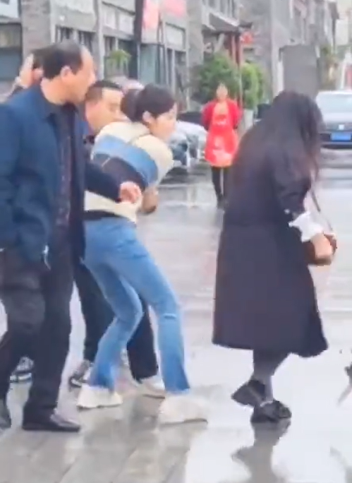 內地男打賞7萬給美女主播,老婆激動手持長棍。(微博圖片)