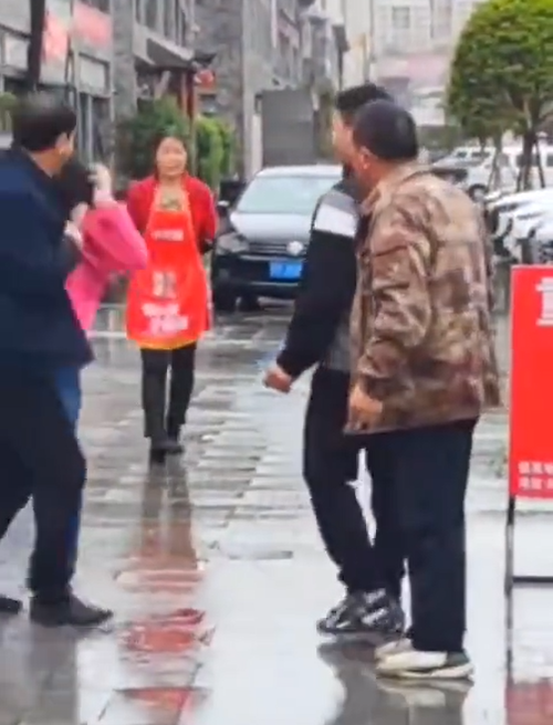 內地男打賞7萬給美女主播,老婆激動手持長棍。(微博圖片)