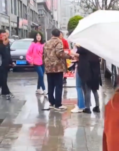 內地男打賞7萬給美女主播,老婆激動手持長棍。(微博圖片)