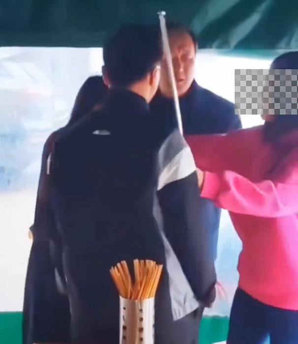 內地男打賞7萬給美女主播,老婆激動手持長棍。(微博圖片)