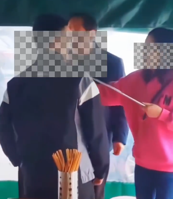 內地男打賞7萬給美女主播,老婆激動手持長棍。(微博圖片)