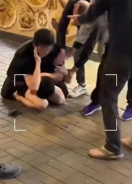 街頭MMA打到甩鞋,賣仔不甘被斥「食物鏈最底層」大打口罩男。(FB香港突發事故報料區)
