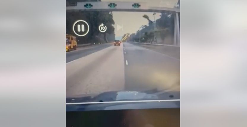 孔雀元朗公路「打橫行」險捱撞。(FB今日有嘢講Today)