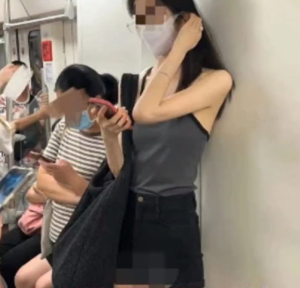 網紅地鐵拍照竟被不法分子「一鍵脫衣」偽造裸照。(微博圖片)