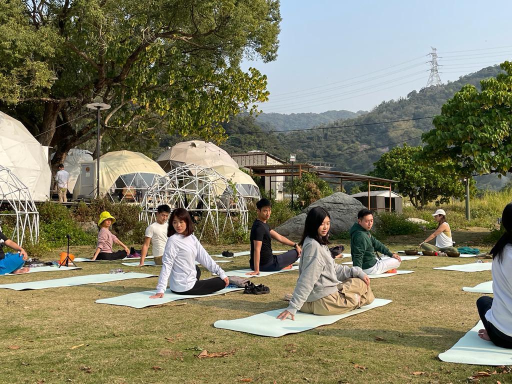 踏在油綠清草地上,輕柔的瑜伽動作伴隨瑜伽老師敲起的頌缽樂聲,在大自然的芬多精中感受台灣療癒感。
