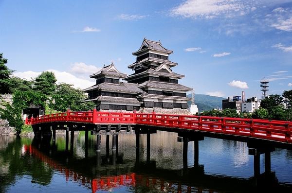 造訪日本少有保存良好的木造五重六階天守的國寶松本城