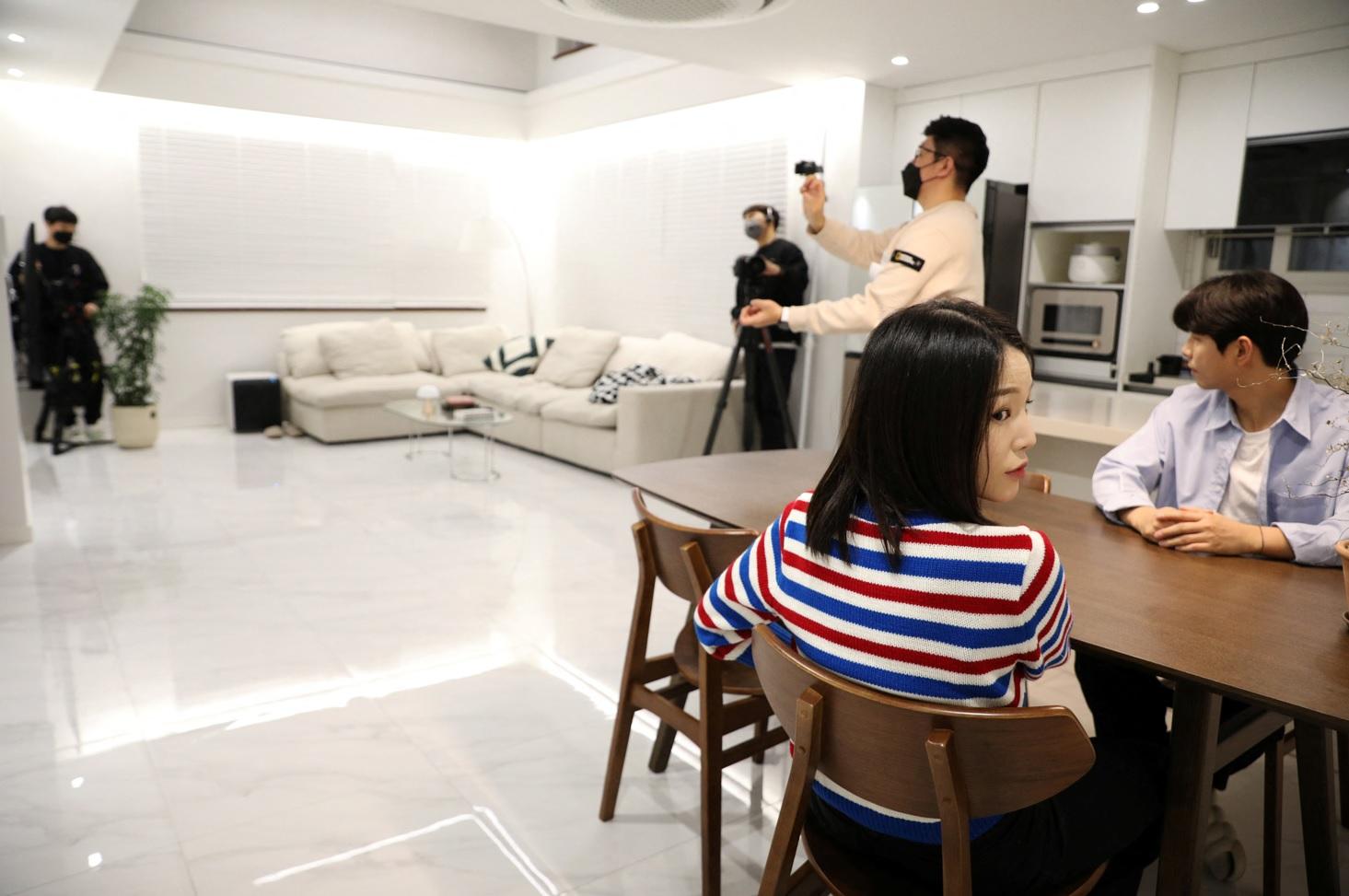 「不要結婚,要同居」拍攝現場。(路透社)