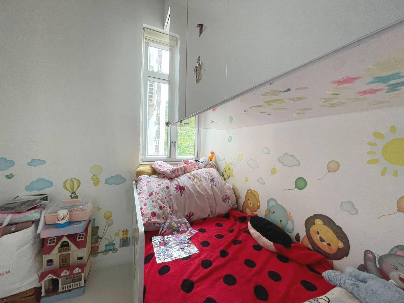 其中一個睡房為小朋友房間,設計清新,布置亦充滿童趣。