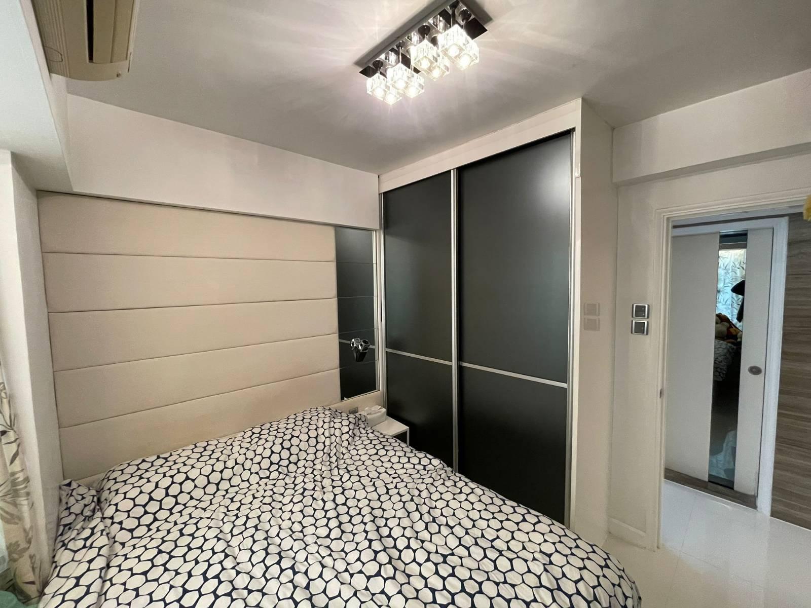 主人房設有床頭板及置頂大衣櫃,實用美觀。