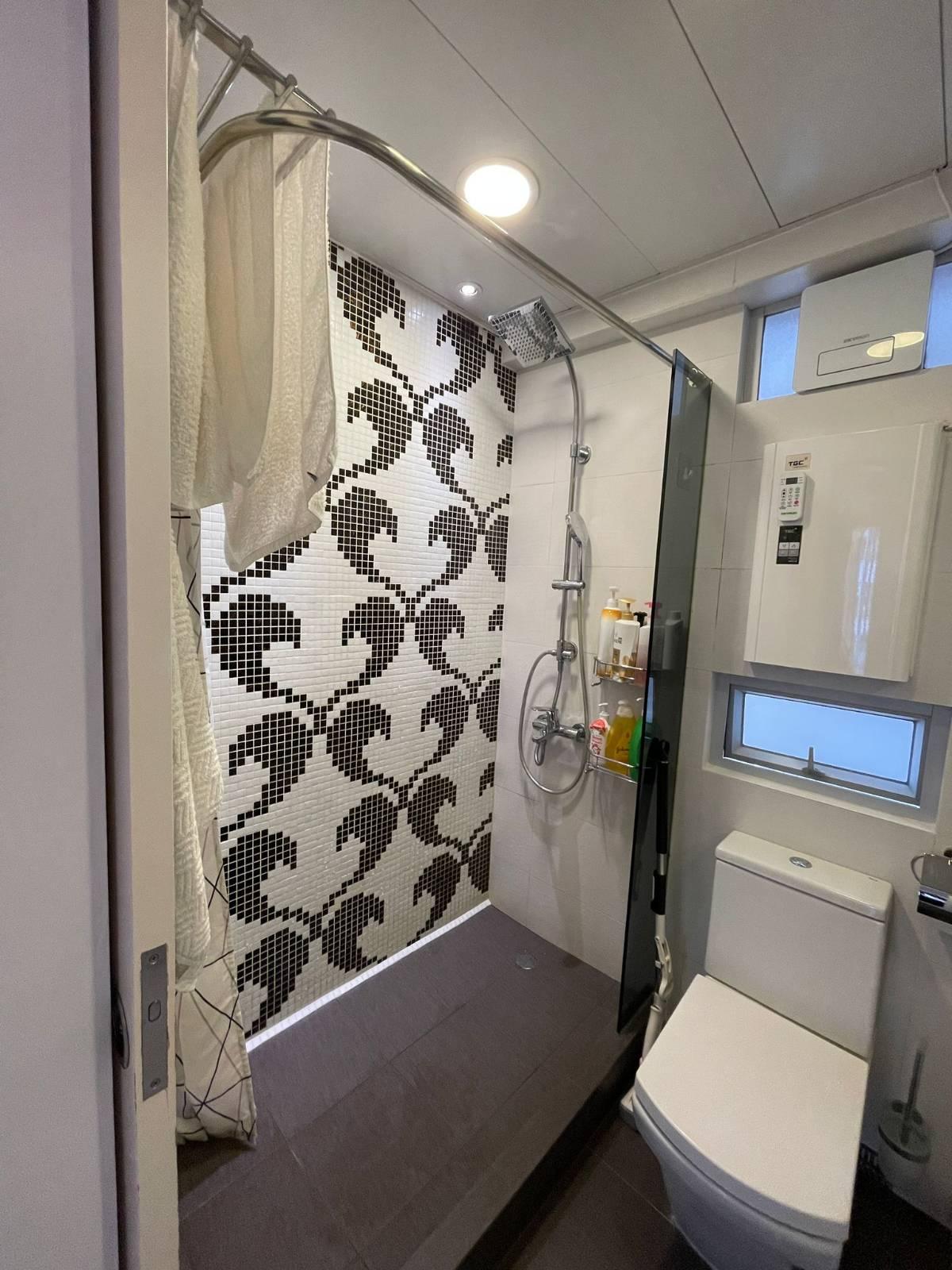 浴室有一道以心型圖案瓷磚裝飾的牆身,為單調的浴室增添一點活力和藝術感。