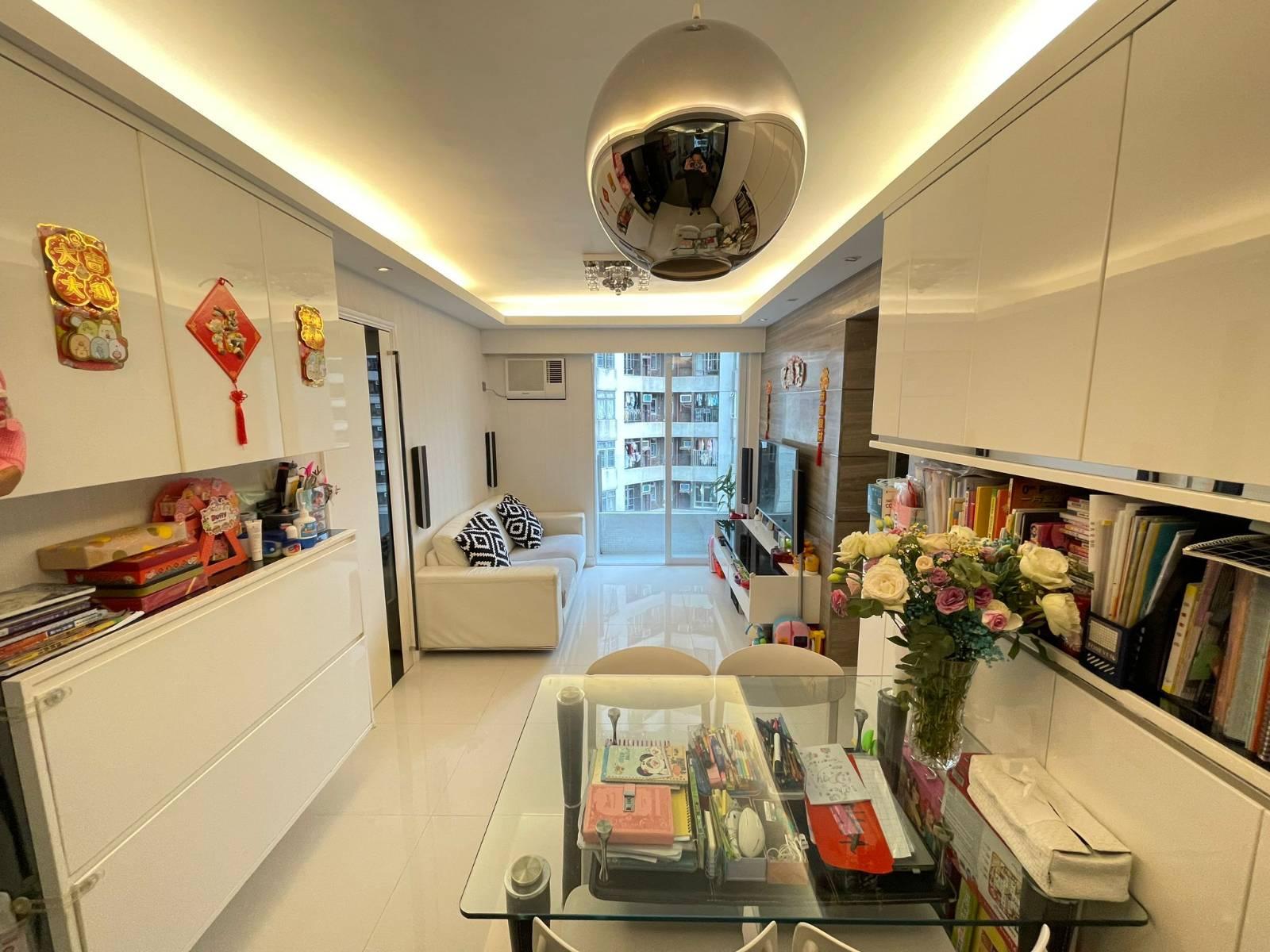 客廳外接小露台,室內光線充裕。