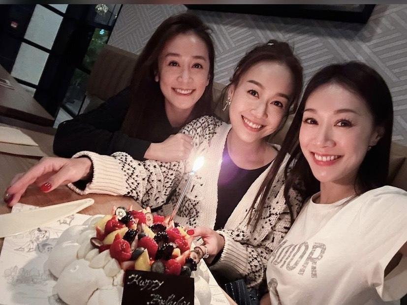 黃心穎與大姊黃心美(左)及二姊黃心妙(右)感情甚好,兩個姐姐在今年1月為心穎慶祝34歲生辰。(資料圖片)