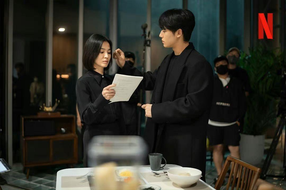 《黑暗榮耀》幕後花絮照曝光。