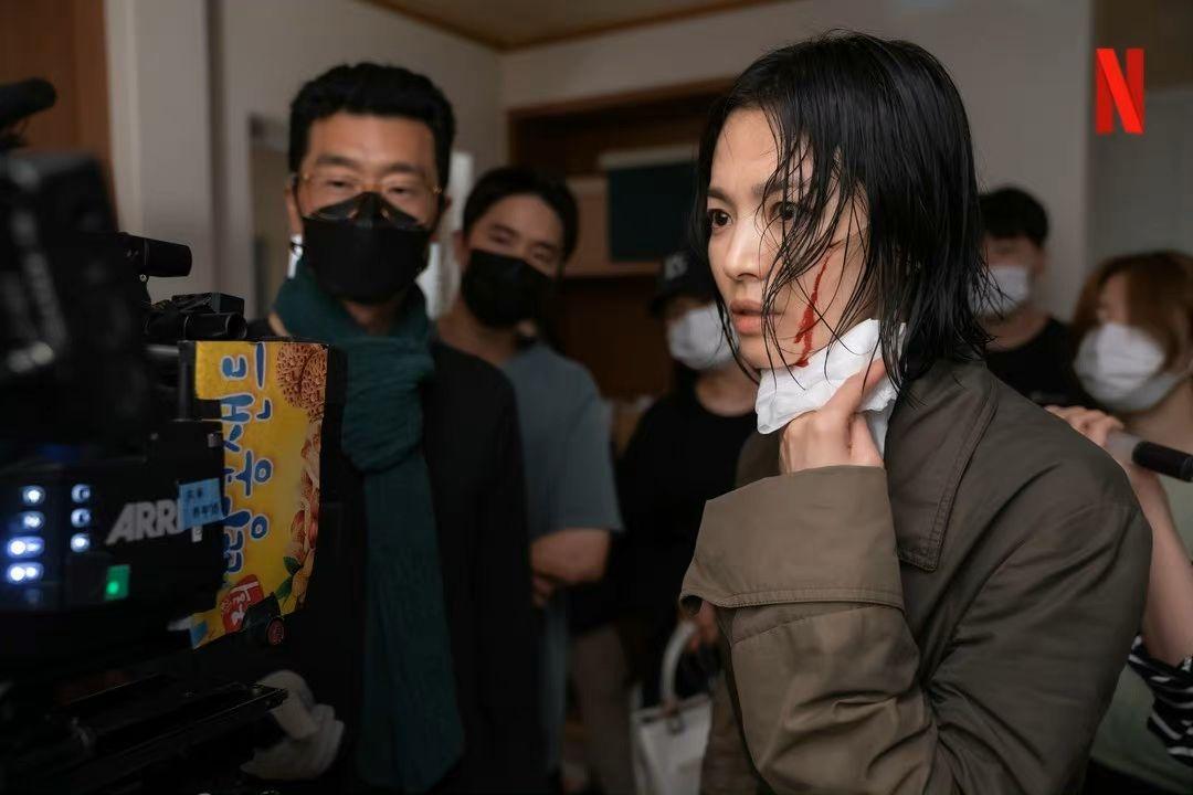 《黑暗榮耀》幕後花絮照曝光。