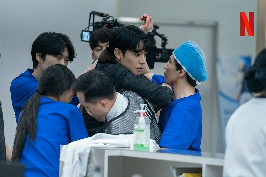 《黑暗榮耀》幕後花絮照曝光。