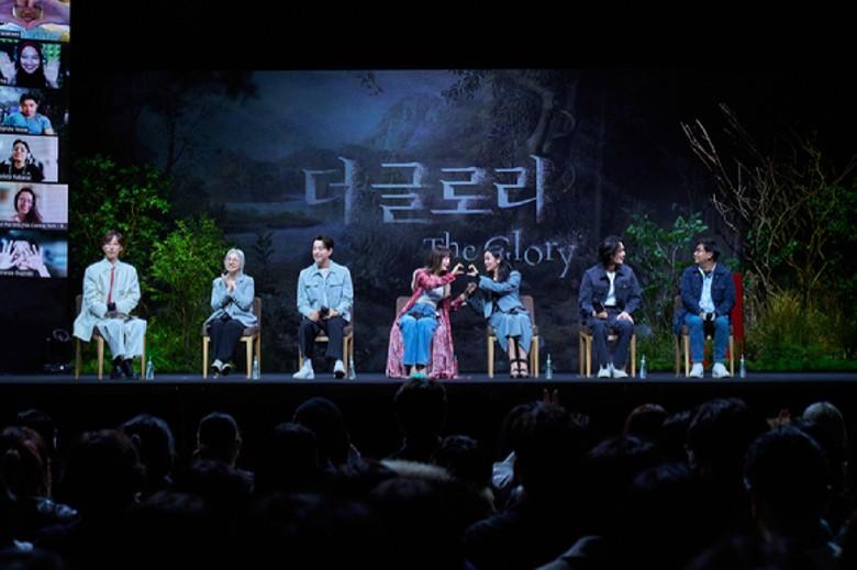 《黑暗榮耀》幾位演員及編劇金恩淑出席座談會造勢。