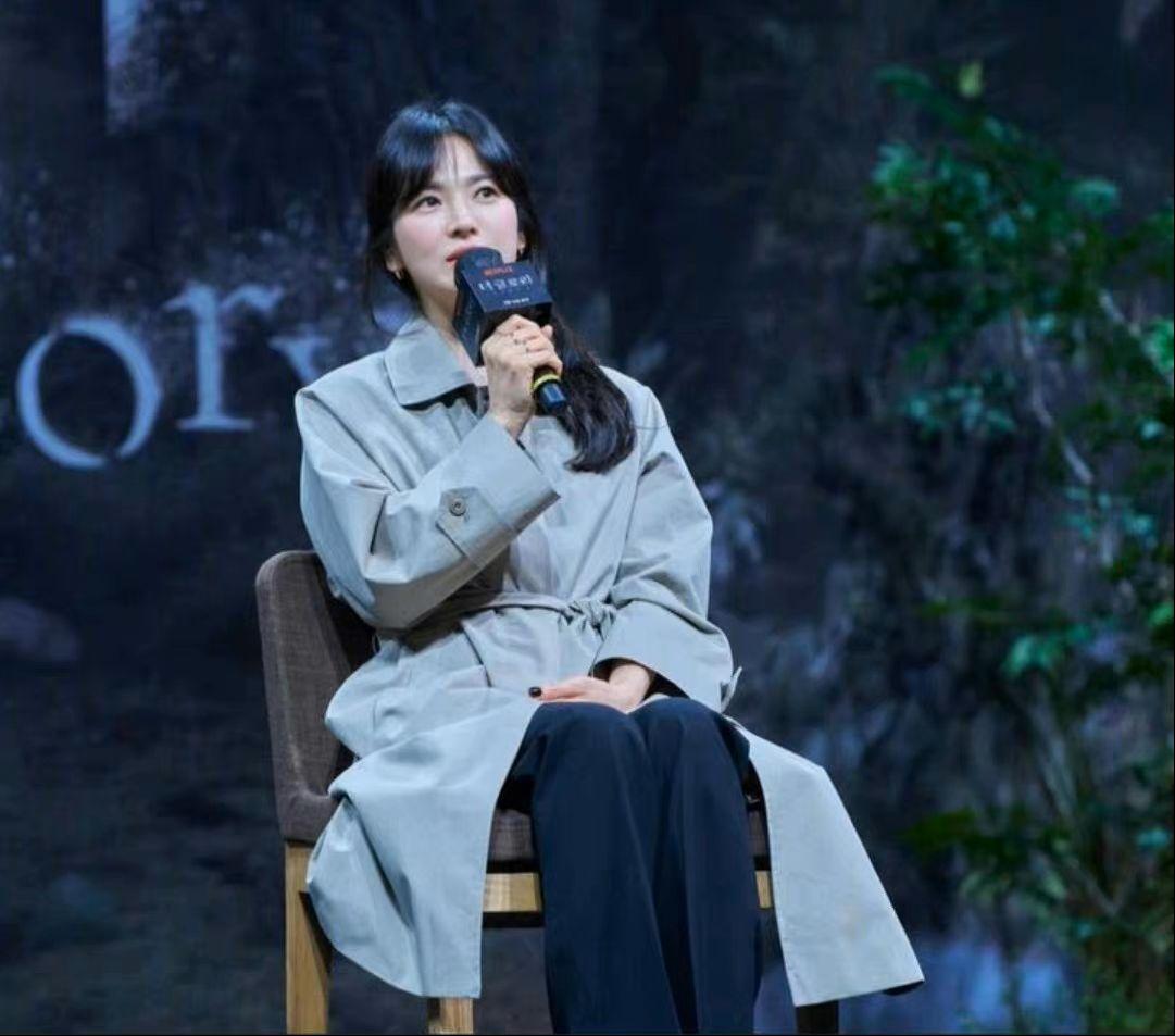 宋慧喬前日聯同《黑暗榮耀》幾位拍檔及編劇金恩淑出席座談會造勢。