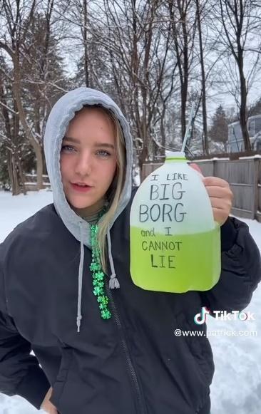 大學生在派對現場發起了近日流行於TikTok的灌酒挑戰「狂飲加侖斷片」。(Twitter)