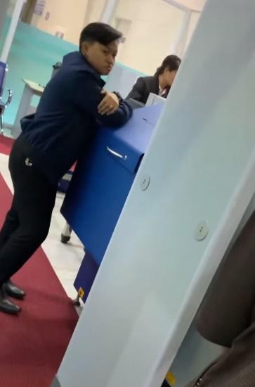 對方不感意外並將物件袋穩。(FB)