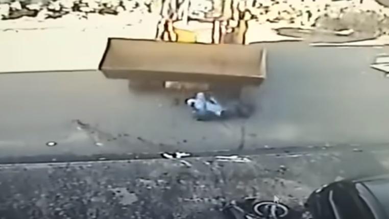 Milton用推土車前方的鐵斗將對方連人帶車撞倒地上,接著來回輾壓。(Twitter)