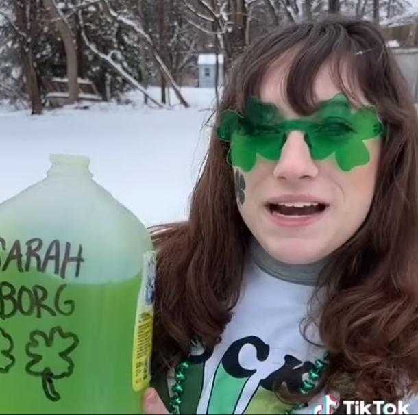 大學生在派對現場發起了近日流行於TikTok的灌酒挑戰「狂飲加侖斷片」。(Twitter)