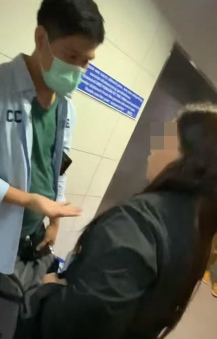 遊客要求安檢人員歸還金錢。(FB)