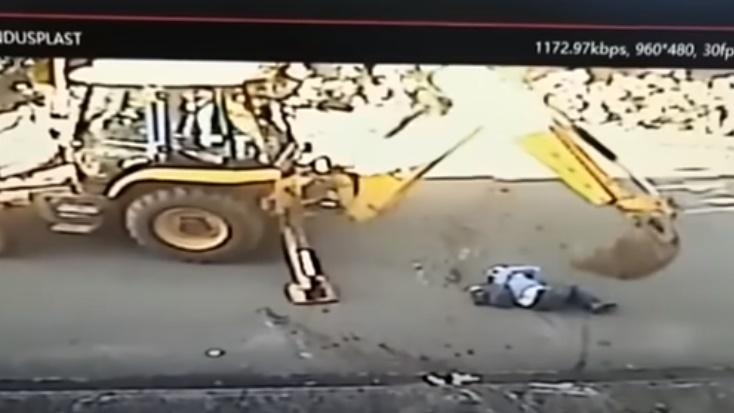 Milton見受到撞擊和輾壓的伊貝爾還在掙扎,竟停下來改用後方的鐵斗瘋狂擊打對方的下半身。(Twitter)