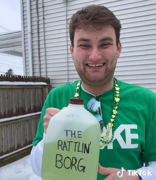 大學生在派對現場發起了近日流行於TikTok的灌酒挑戰「狂飲加侖斷片」。(Twitter)