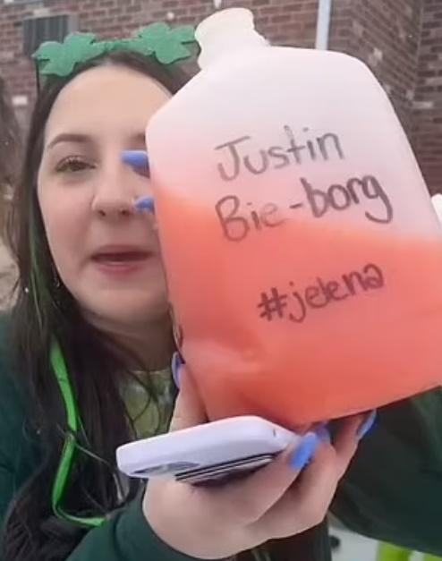 大學生在派對現場發起了近日流行於TikTok的灌酒挑戰「狂飲加侖斷片」。(Twitter)