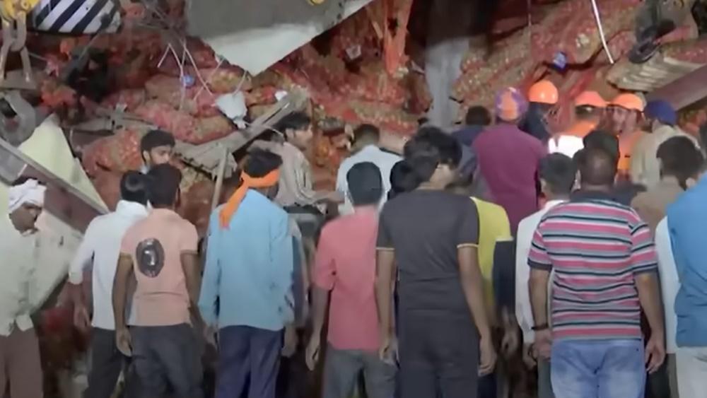 救援人員利用挖土機不斷將薯仔堆挖開,試圖救出被埋的工人,並出動搜救犬協助搜尋。(Twitter)