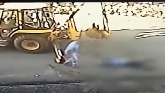 最後更親自落車持棍到Iebel身邊試圖襲擊,但他發現Iebel再沒有動靜後才罷手離開。(Twitter)