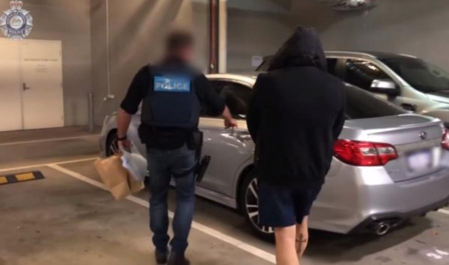 警方最後破窗入內成功將Mate Stipinovich拘捕,當時Mate Stipinovich身邊有一把已上彈的槍械。(AFP)