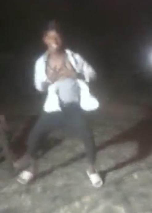 Mutyam在賓客的鏡頭前隨音樂搖擺,又跪地又揮手十分落力投入。(Twitter)