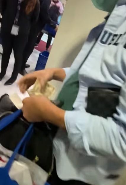 遊客點算金錢。(FB)