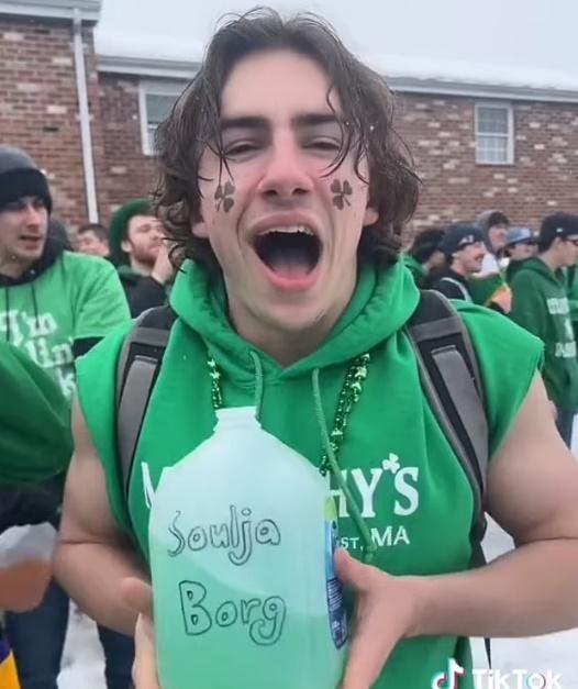 大學生在派對現場發起了近日流行於TikTok的灌酒挑戰「狂飲加侖斷片」。(Twitter)