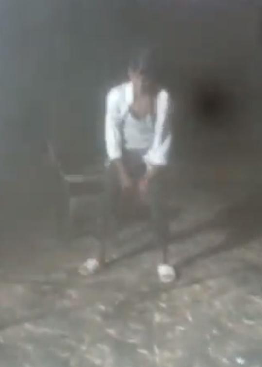 Mutyam突然垂頭停下動作,接著面朝下直仆地上,失去意識。(Twitter)