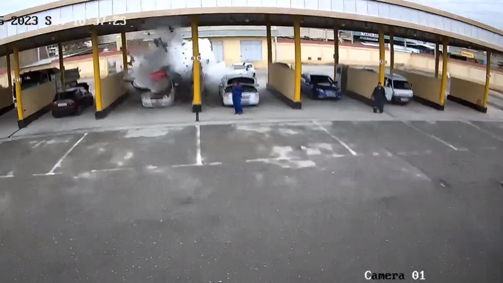 一輛車的氣缸不知何故突然爆炸。(Twitter)