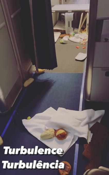 Camila於周四在社交平台Instagram分享了事發後機上狼藉的情況。(資料圖片)